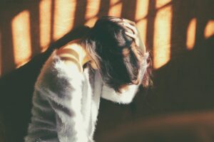 The complete guide to migraines 3 A woman having migraines and holding her head.